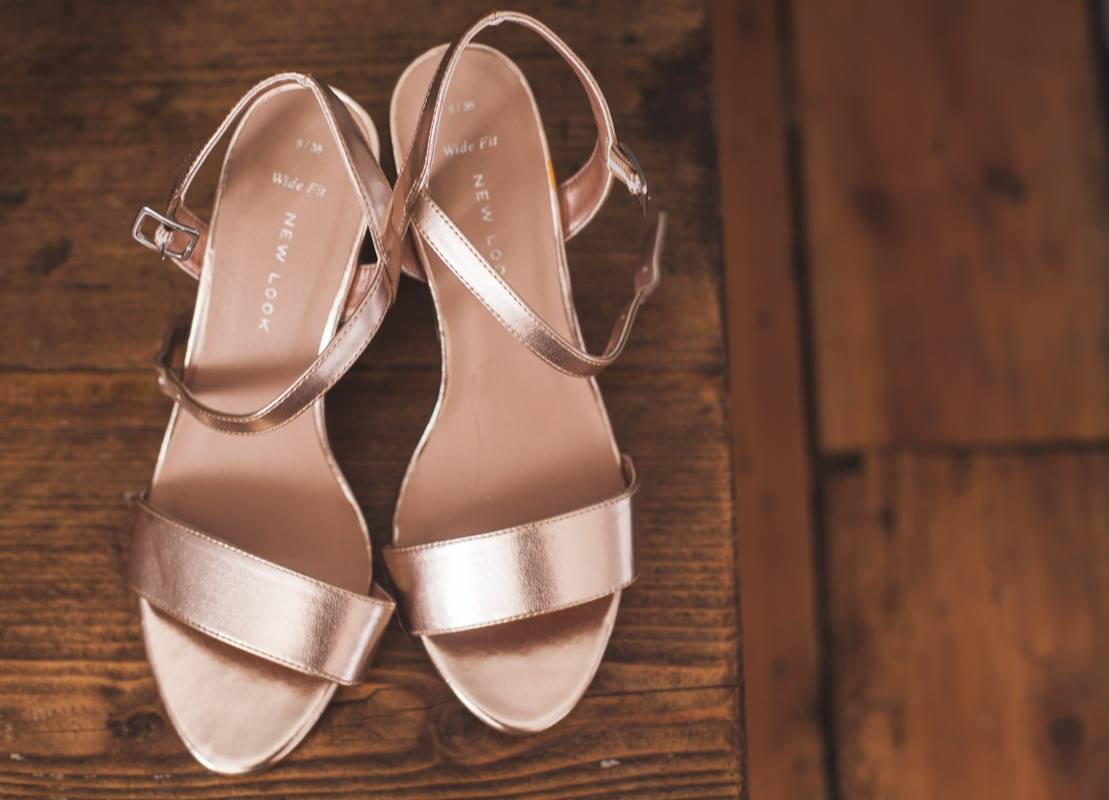 bridesmaids-shoes-bath-wedding-2